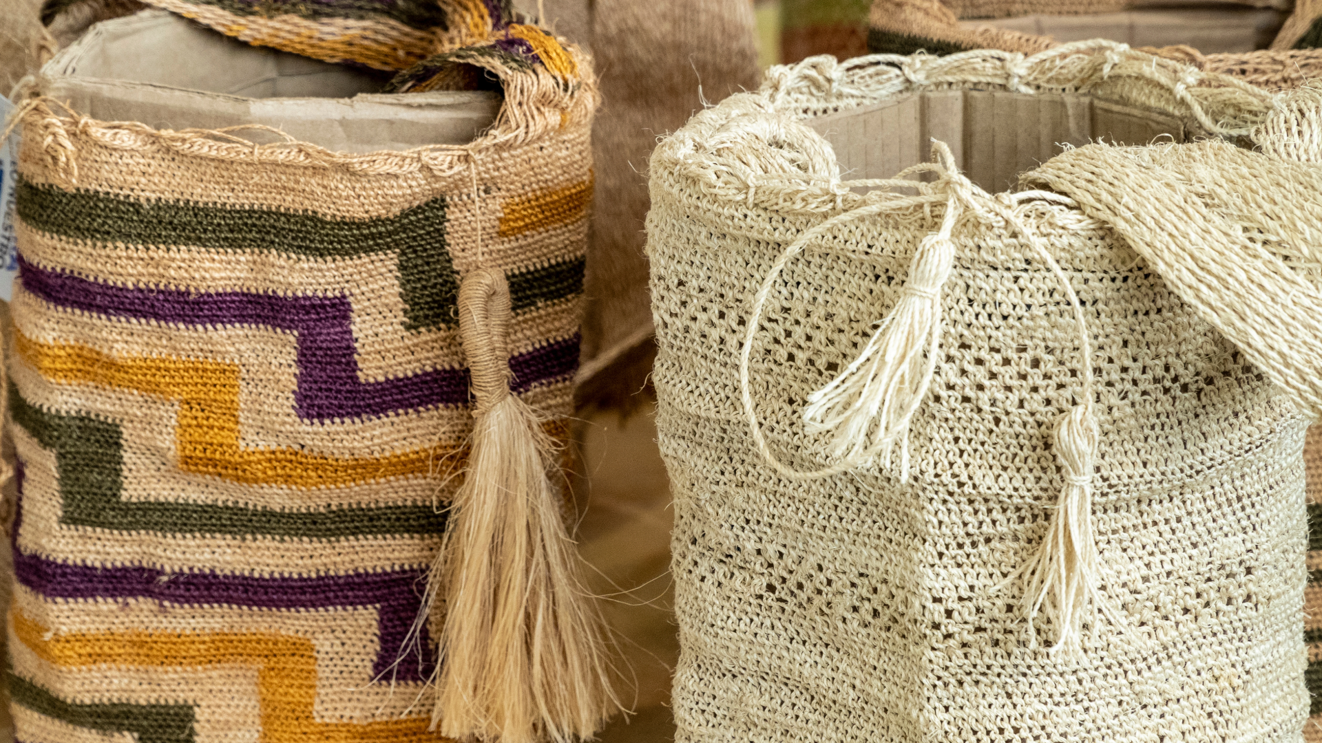 Lienzo Alma Guajira-3 Mochilas Wayuu originales para mujer. Comprar chinchorros Wayuu hechos a mano. Artesanías Wayuu con envío internacional.