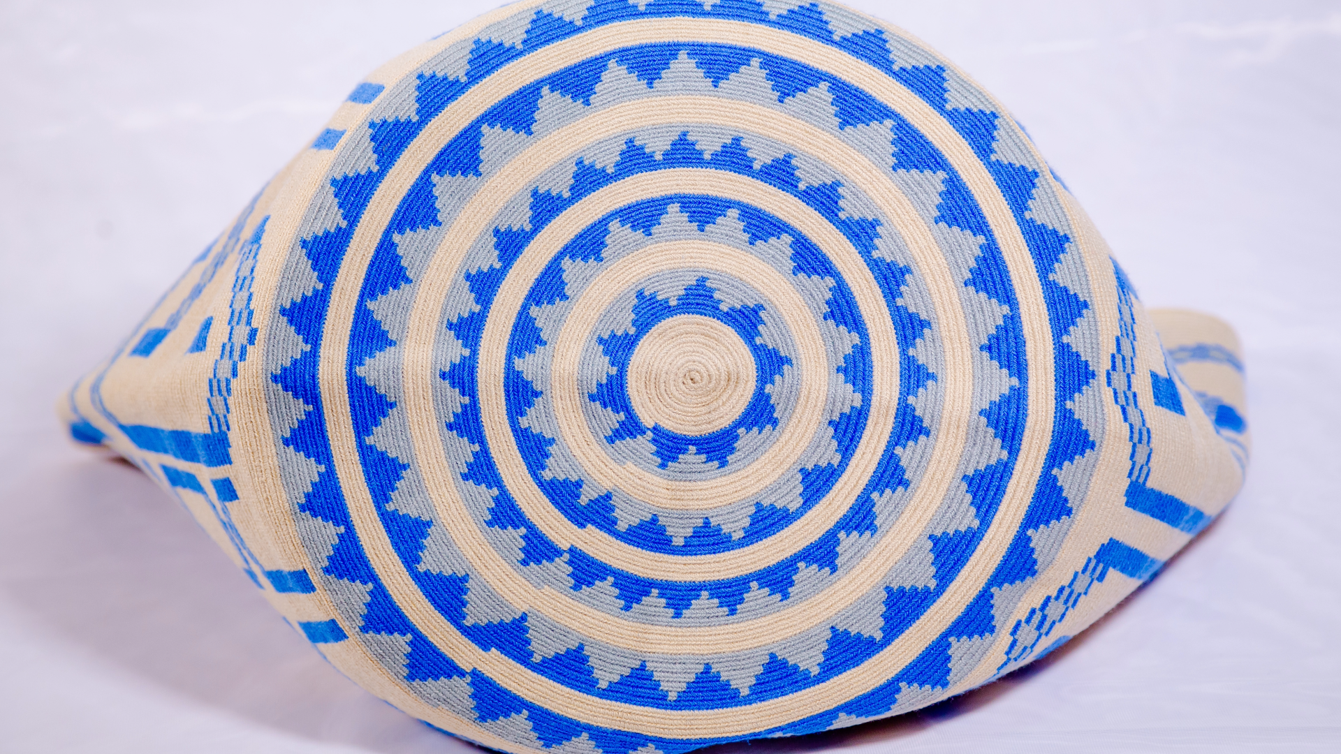 Portada_Mochilas Mochilas Wayuu originales para mujer. Comprar chinchorros Wayuu hechos a mano. Artesanías Wayuu con envío internacional.